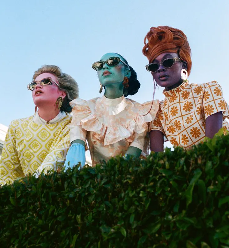Tres mujeres con lentes y estampados retro