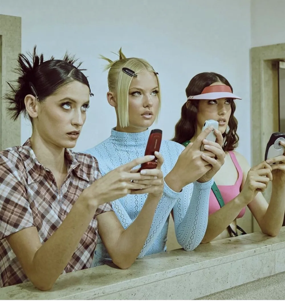 Tres mujeres con celulares Y2K