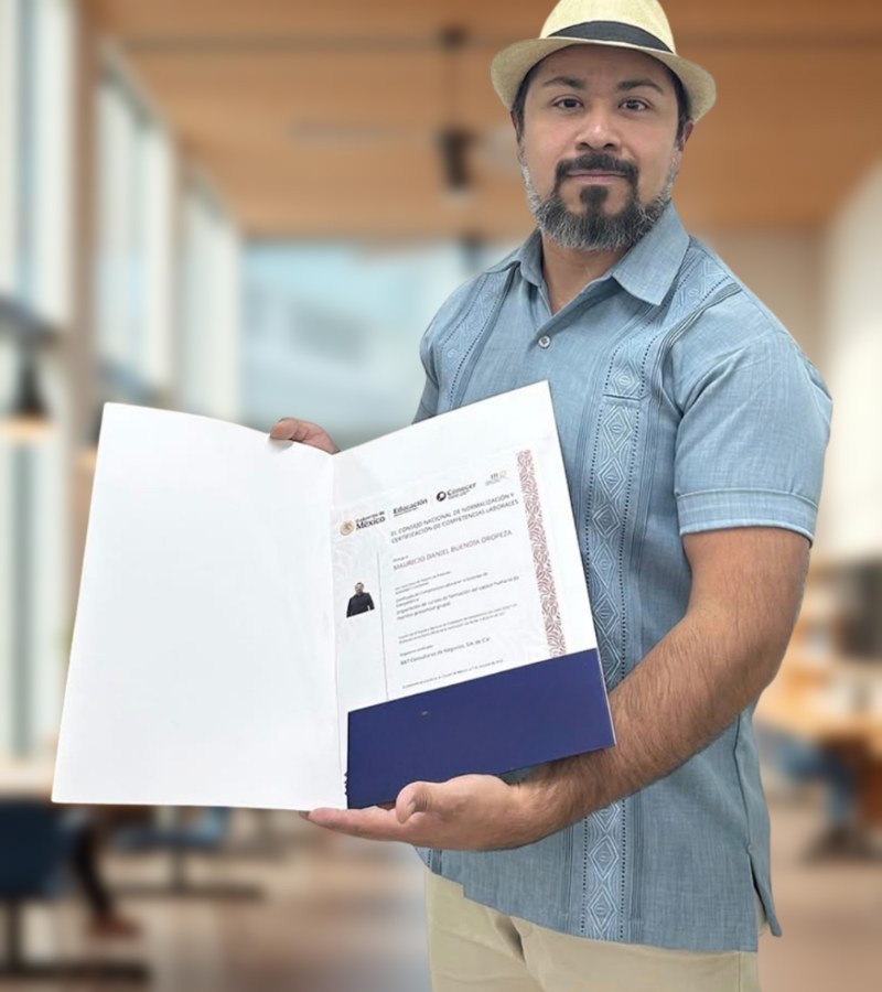 Jorge Mancera con su certificado EC1621