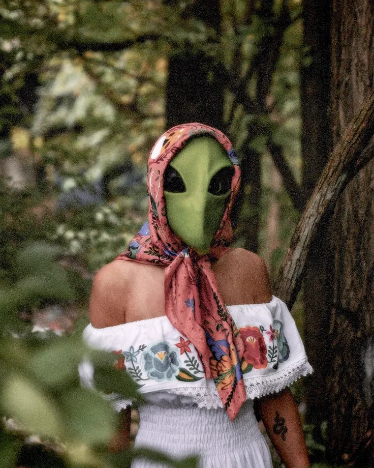 Máscara de alien con pañuelo floral