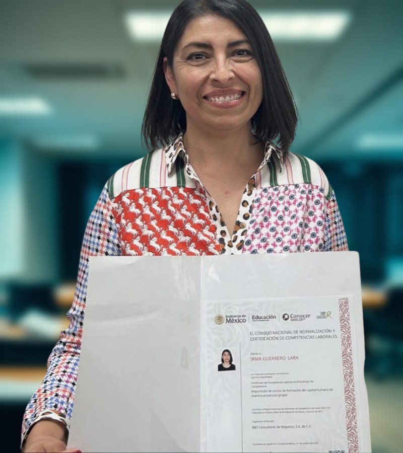 Sofía Villanueva con su certificado EC1621