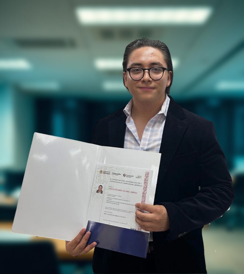 Roberto Pérez con su certificado EC1621